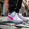 découvrez les autry baskets 01 low en cuir suédé blanc et rose, le modèle incontournable à adopter cette saison. alliez style et confort avec ces sneakers tendance qui apporteront une touche chic à toutes vos tenues.