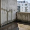 découvrez l'essentiel de la jurisprudence concernant le défaut d'étanchéité des balcons et les implications juridiques pour protéger vos droits.