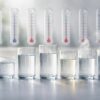 découvrez comment la masse volumique de l'eau change avec la température et comprenez les raisons scientifiques derrière ces variations essentielles.