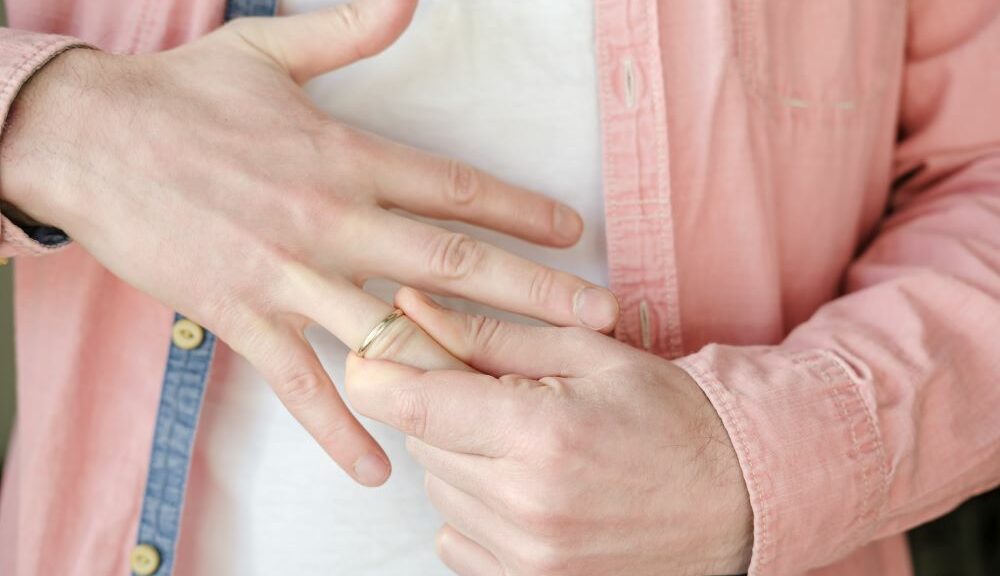 Comment enlever d'un doigt une bague trop petite