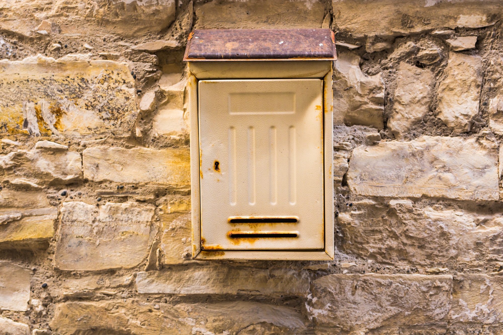  Boîte lettres endommagée